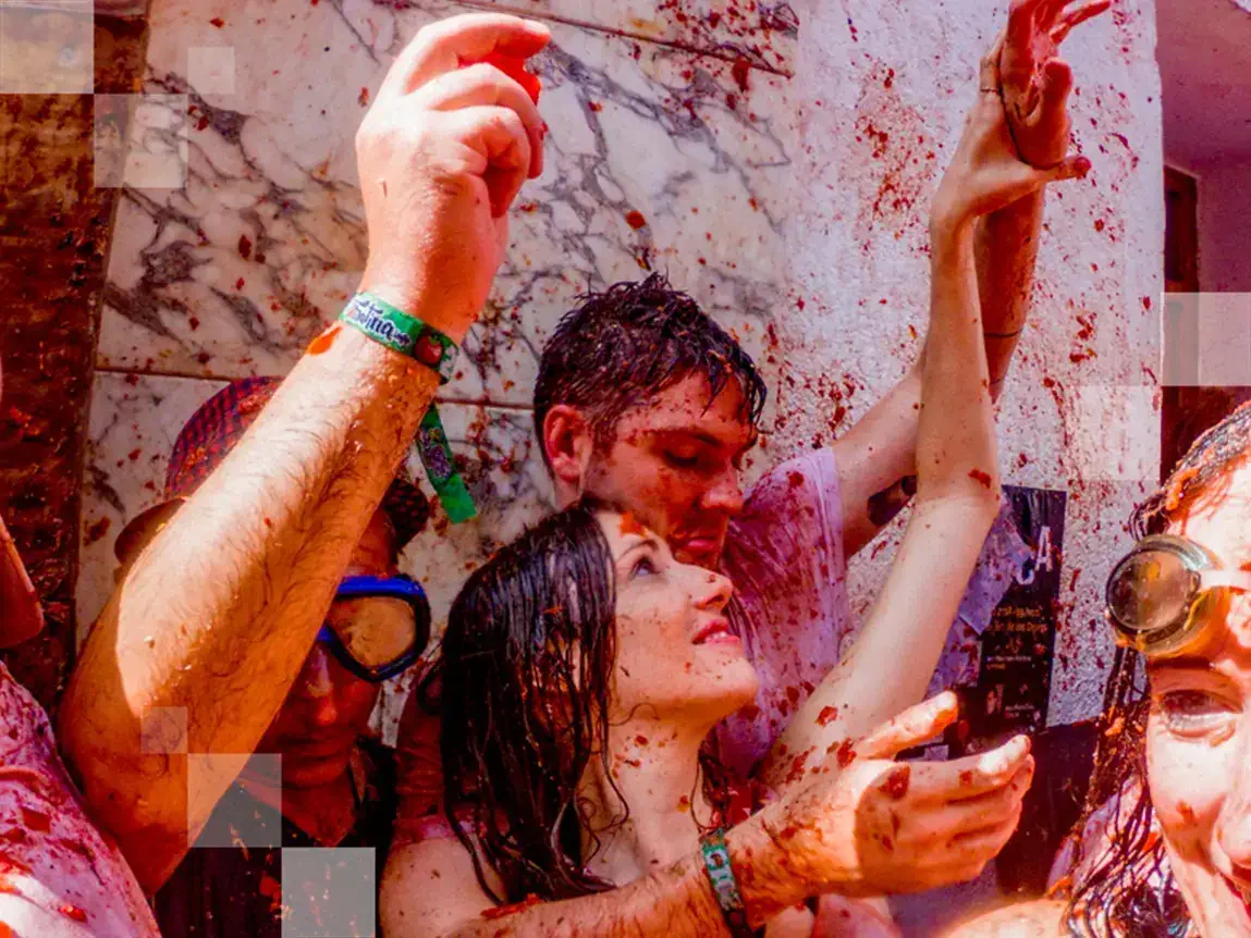 Teamwork is often required to grab the tomatoes being thrown from lorries. © Miles Holder