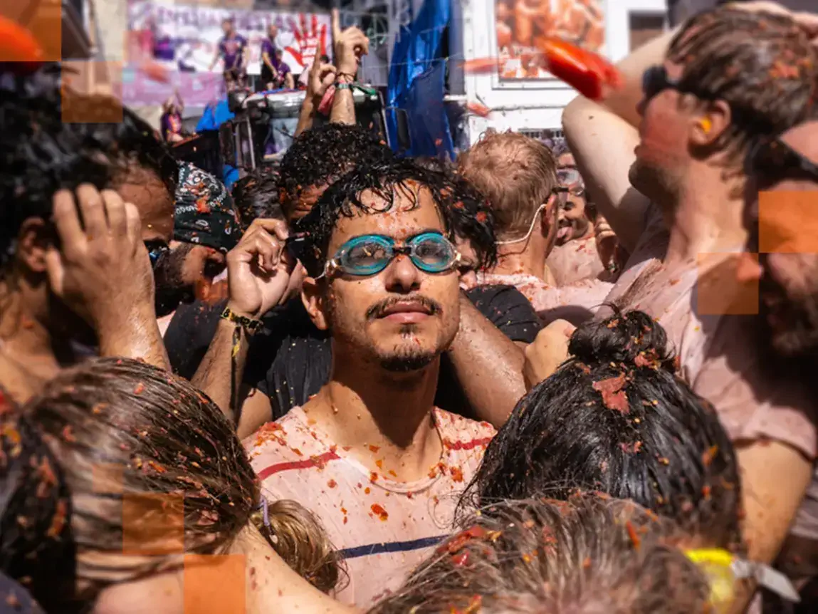 Some revellers stand as an island of calm in the turbulent sea of tomato pulp. © Miles Holder