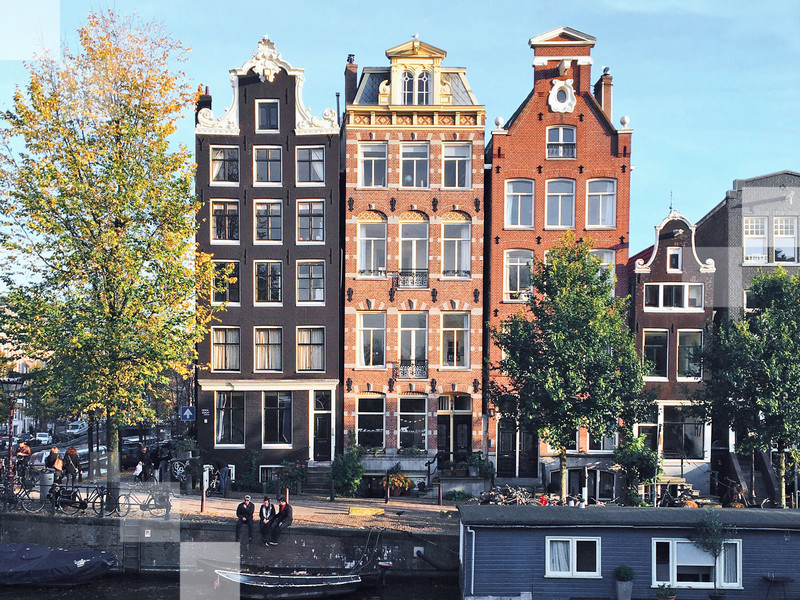 Amsterdam is a very walkable city, and the weather in autumn is cool and comfortable
