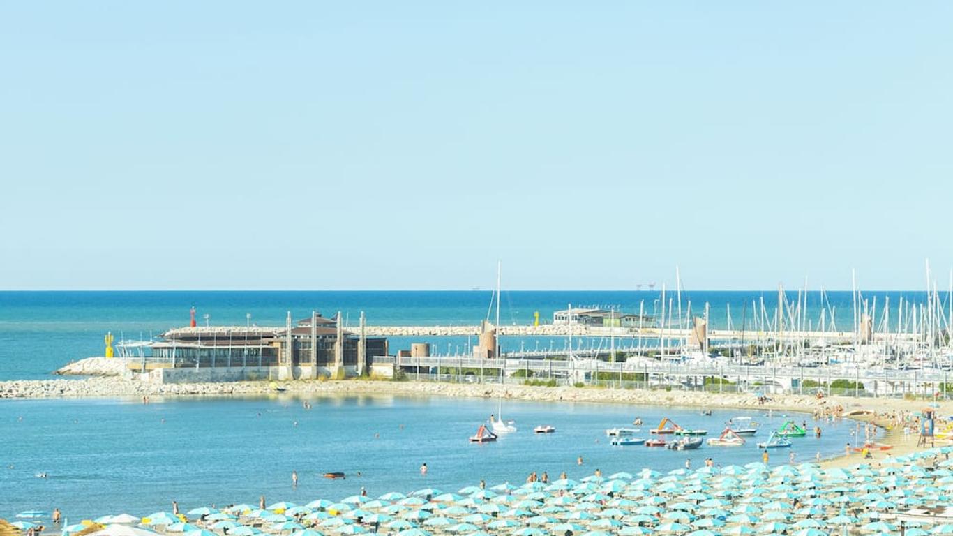 Hotel River fronte mare con piscina