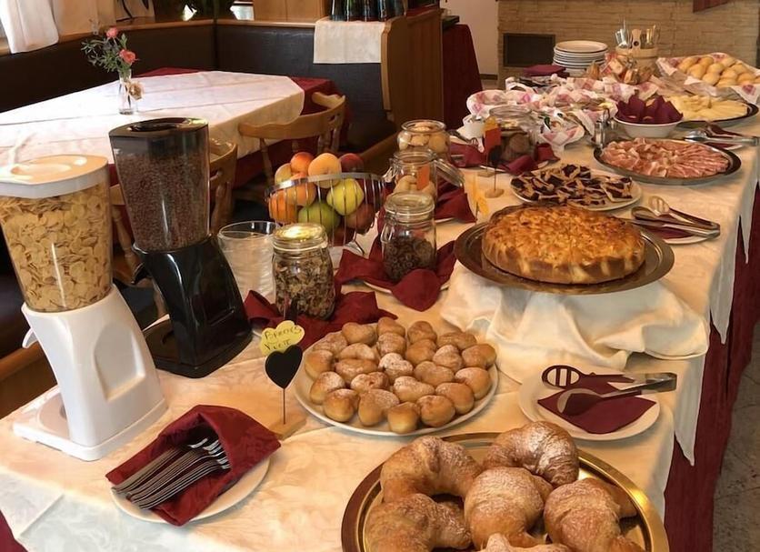 Buffet Photo