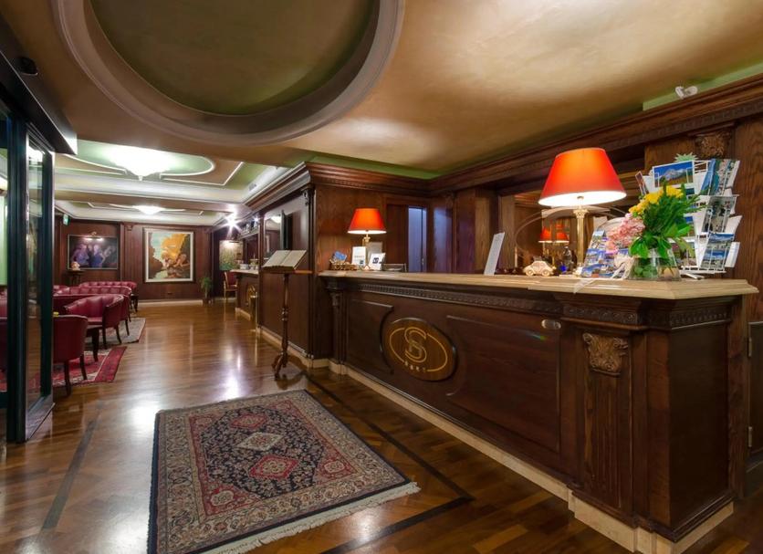 Front desk Photo