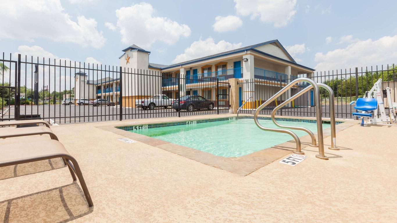Days Inn by Wyndham Houston East