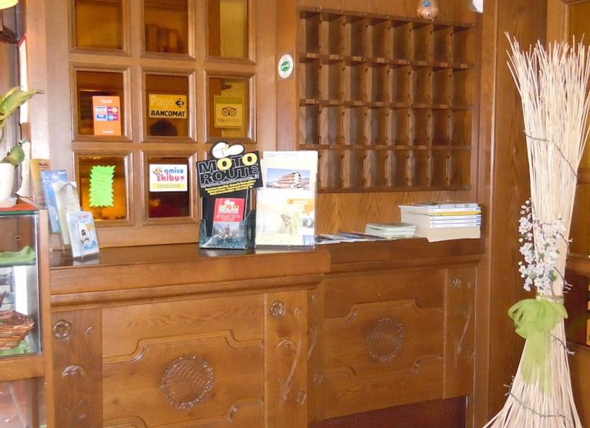 Front desk Photo