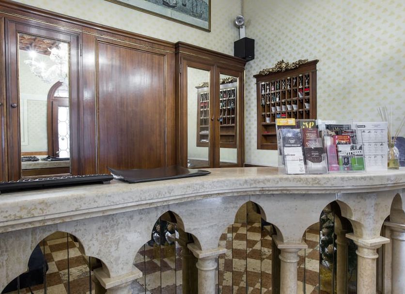 Front desk Photo