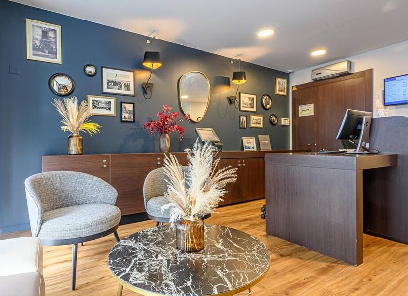 Front desk Photo