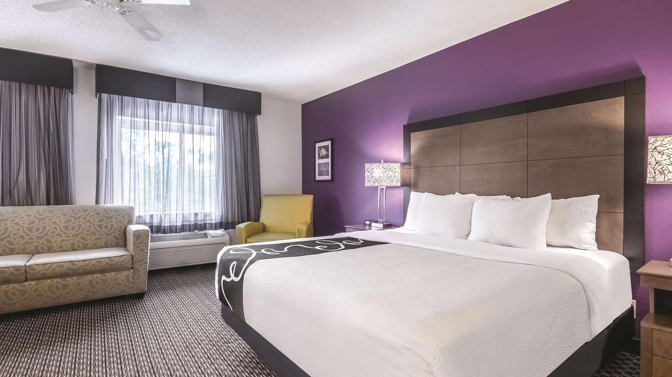 La Quinta Inn & Suites by Wyndham Hartford - Bradley Airport