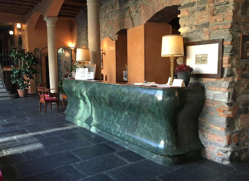 Front desk Photo