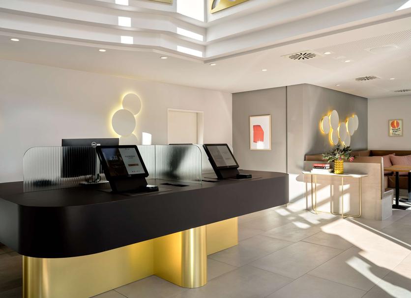 Front desk Photo