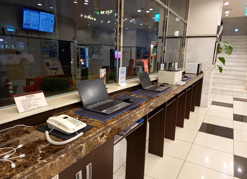 Front desk Photo