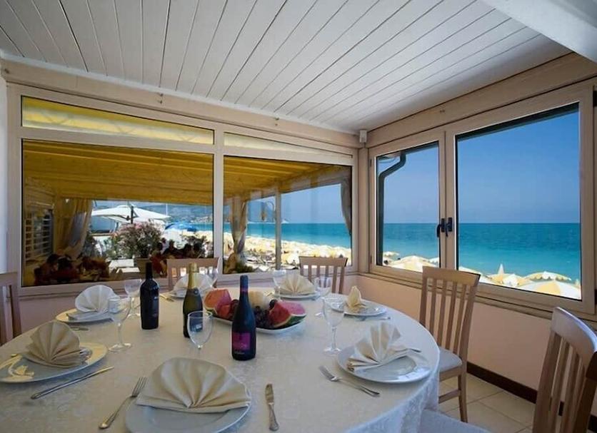 Dining room Photo