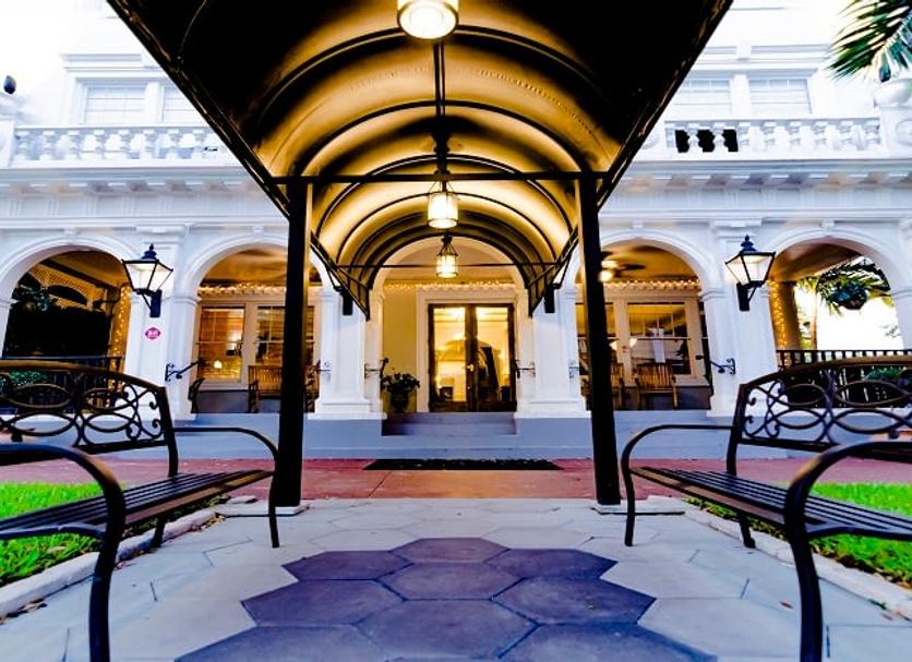 Hotel entrance Photo