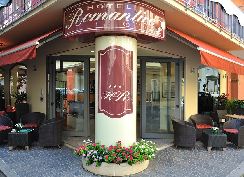 Hotel entrance Photo