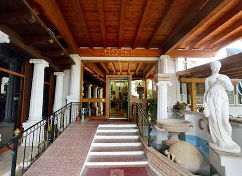 Hotel entrance Photo